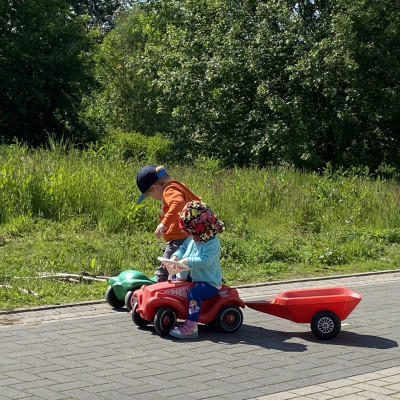 mit Fahrzeugen vor dem Haus