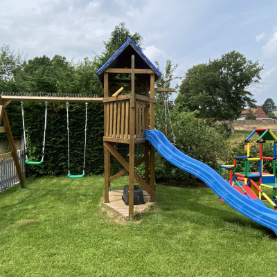Spielturm mit Sandkasten